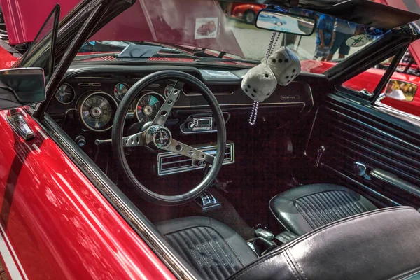 Rojo 1968 Ford Mustang en el décimo anual de coches clásicos y artesanía S — Foto de Stock
