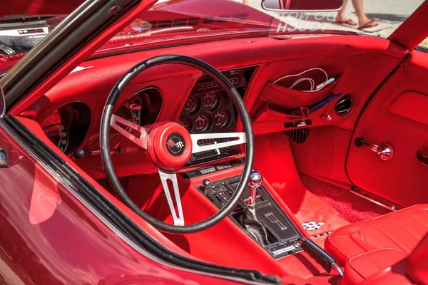 Red 1969 Chevrolet corvette stingray cabriolet op de 10e Ann — Stockfoto