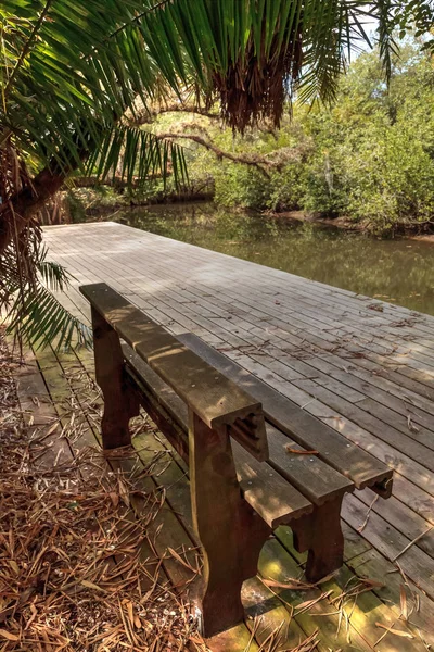 Gammal docka och bänk längs riverway vid historiska Koreshan State — Stockfoto