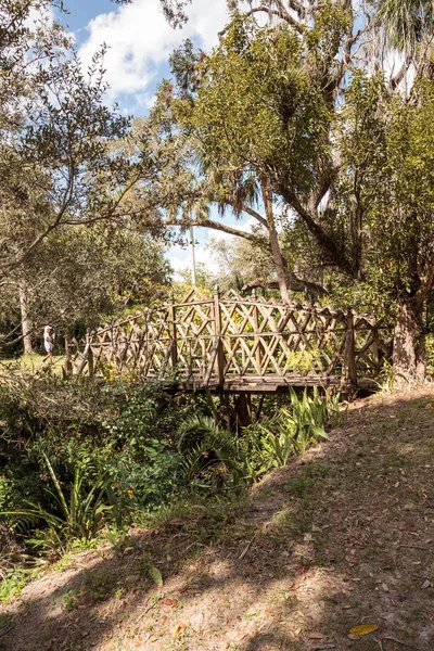 Gammal träbro längs riverway vid historiska Koreshan State — Stockfoto