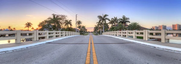 Puente de carretera sobre una vía fluvial que conduce al océano en Marco — Foto de Stock