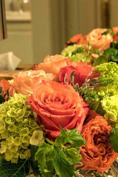 Bouquet pâle de roses, oranges et blanches — Photo