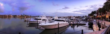Marco Adası'ndaki Esplanade Harbor Marina'da teknelerin üzerinde şafak,