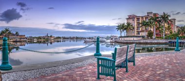 Marco Adası'ndaki Esplanade Harbor Marina'da teknelerin üzerinde şafak,