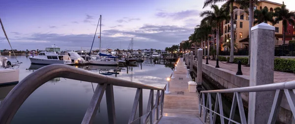 Aube sur les bateaux à Esplanade Harbor Marina dans l'île Marco , — Photo