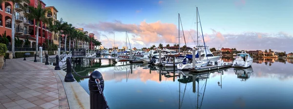 Lever de soleil sur les bateaux à Esplanade Harbor Marina à Marco Islan — Photo