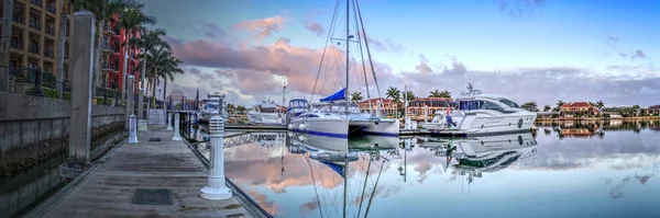 Alba sulle barche a Esplanade Harbor Marina a Marco Islan — Foto Stock