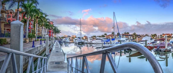 Lever de soleil sur les bateaux à Esplanade Harbor Marina à Marco Islan — Photo