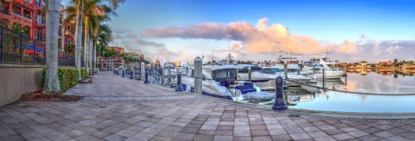 Nascer do sol sobre os barcos em Esplanade Harbor Marina em Marco Islan — Fotografia de Stock