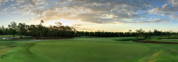 Lush green grass on a golf course with a path for a golf cart — Stock Photo, Image