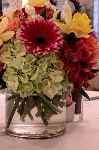 Bouquet de printemps de marguerites Gerbera roses, jonquilles jaunes, orange — Photo