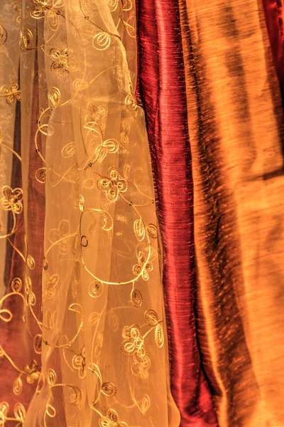 Maroon, ouro e tecido de seda branca reunidos — Fotografia de Stock
