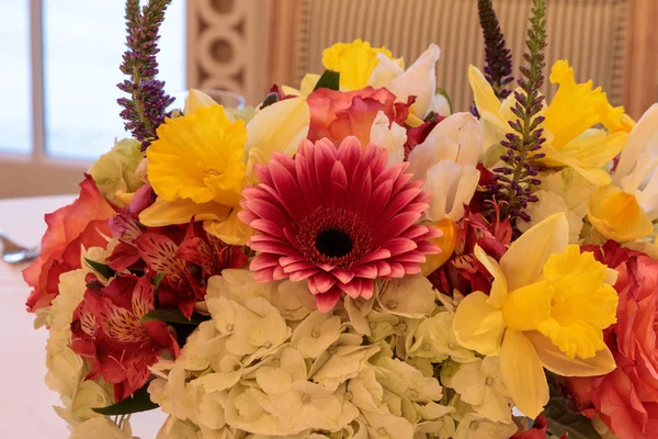 Bouquet de printemps de marguerites Gerbera roses, jonquilles jaunes, orange — Photo