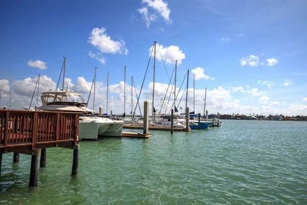 Cielo azul sobre barcos y veleros en el puerto deportivo Factory Bay en Marco — Foto de Stock