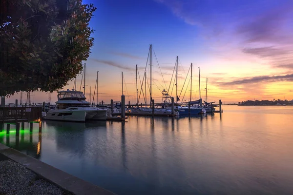Перерва Світанок Sunrise над човнами і Вітрильники на заводі Бей ма — стокове фото