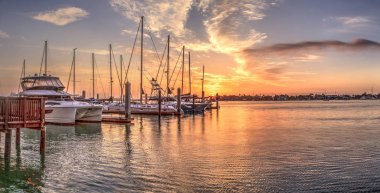 Factory Bay ma tekneler ve yelkenliler üzerinde şafak gündoğumu tatili