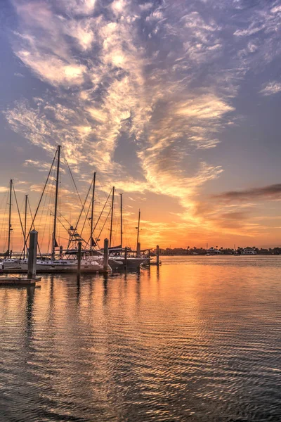 Διάλειμμα από την αυγή του ήλιου πάνω από βάρκες και ιστιοφόρα στο Factory Bay MA — Φωτογραφία Αρχείου