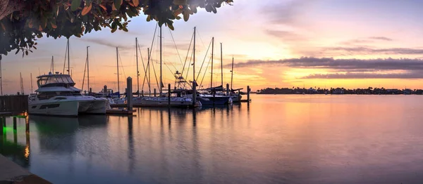 Sonnenaufgang über Booten und Segelbooten in der Fabrikbucht — Stockfoto