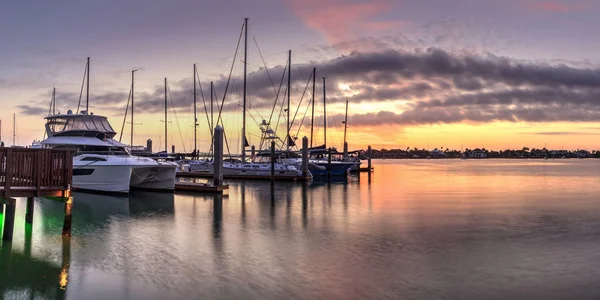 Sonnenaufgang über Booten und Segelbooten in der Fabrikbucht — Stockfoto