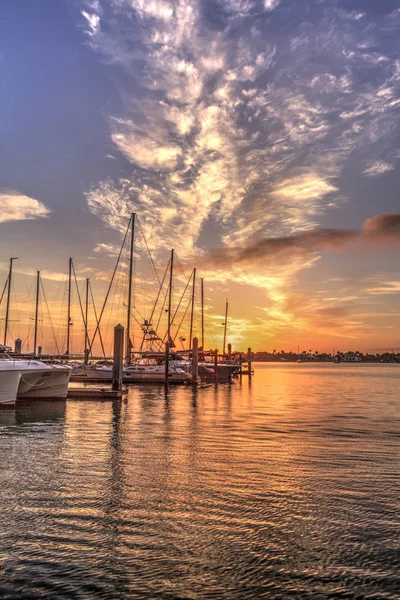 All'alba sorgere del sole su barche a vela e barche a Factory Bay ma — Foto Stock