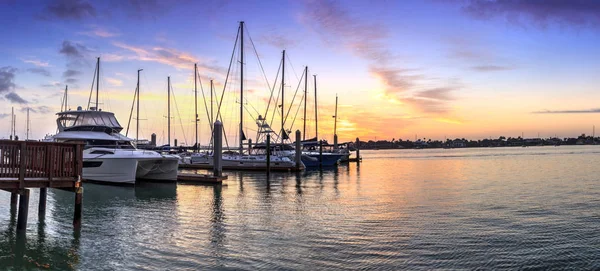 Sonnenaufgang über Booten und Segelbooten in der Fabrikbucht — Stockfoto