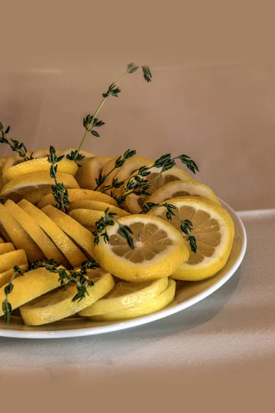 Plasterki cytryny i zioło cytryna tymianek na talerzu — Zdjęcie stockowe