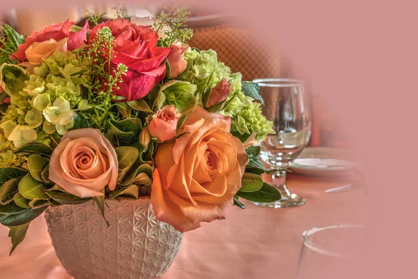 Bledě broskvové růže, zelená Hydrangea a růžové růže v kytice — Stock fotografie
