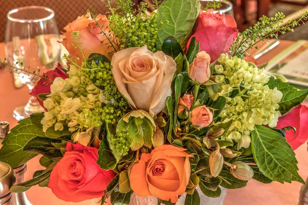 Bledě broskvové růže, zelená Hydrangea a růžové růže v kytice — Stock fotografie