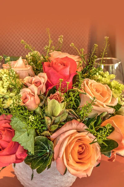 Roses aux pêches pâles, hortensia verte et roses en bouquet — Photo