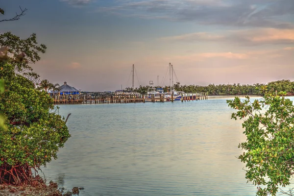 Marina en la Isla de Capri entrada al puerto deportivo al atardecer . — Foto de Stock