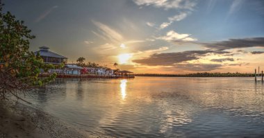 Marco Isl yakınlarındaki Capri Isle üzerinde okyanusa giden su yolu