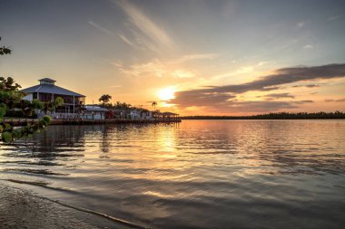 Marco Isl yakınlarındaki Capri Isle üzerinde okyanusa giden su yolu