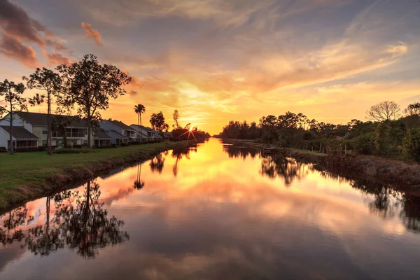 Golden sunset over a Gordon River tributary that winds through G — Stock Photo, Image