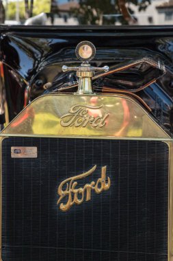 Siyah 1915 Ford Model T Touring 32 Yıllık Napoli Deposu'nda 