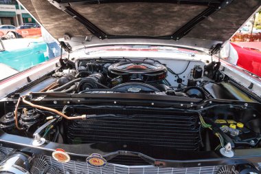 Beyaz 1959 Oldsmobile 98 Yıllık Napoli Deposu Klasiği 'nde