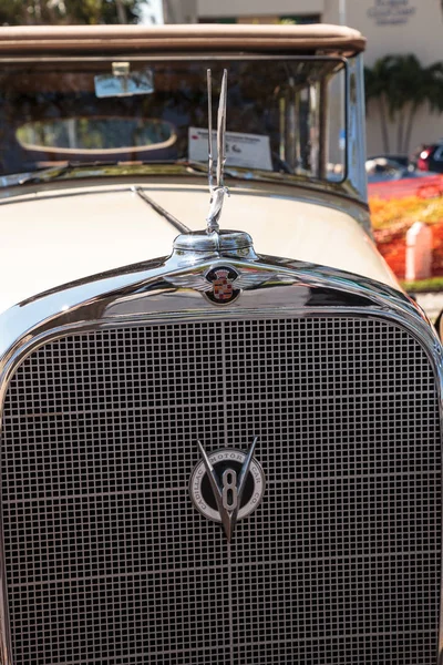 Tan 1932 Cadillac à la 32e Dépôt annuel Naples Classic Car Sh — Photo