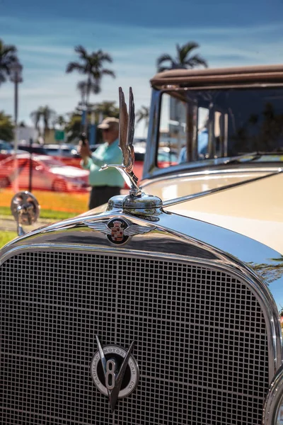 Tan 1932 Cadillac no 32th Annual Naples Depot Classic Car Sh — Fotografia de Stock