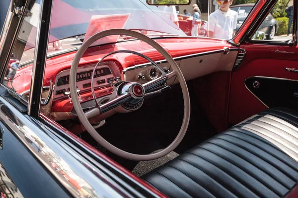 Svart 1954 Mercury Monterey Cabriolet vid den 32: a årliga naple — Stockfoto