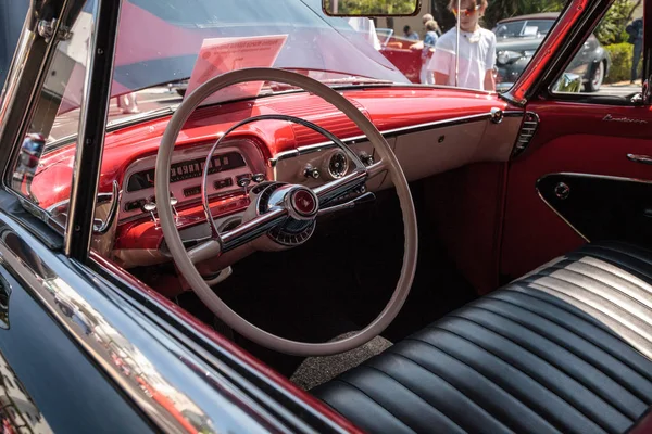 Black 1954 Mercury Monterey Convertible op het 32e Annual Naple — Stockfoto