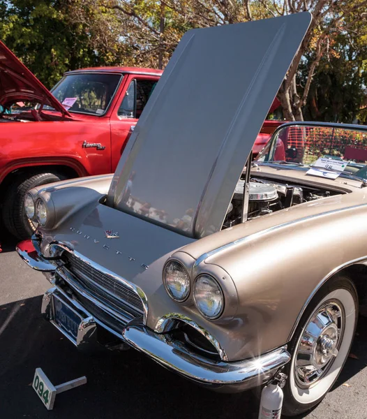 Tan 1961 Chevrolet Corvette на 32-м автосалоне в Ле-Класе — стоковое фото