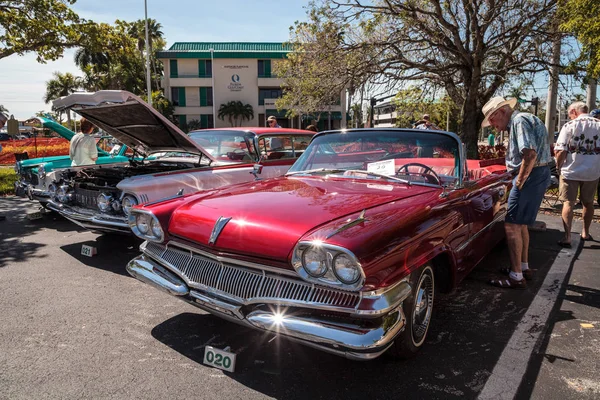 Red 1960 Dodge op de 32e jaarlijkse Napels depot klassieke auto show — Stockfoto