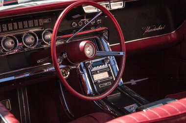 Tüm orijinal kırmızı 1966 Ford Thunderbird 32 Yıllık Napoli