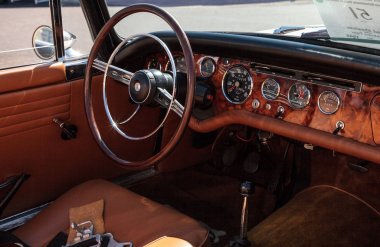 Beyaz 1966 Sunbeam Tiger spor arabası 32. Yıllık Napoli 'de.