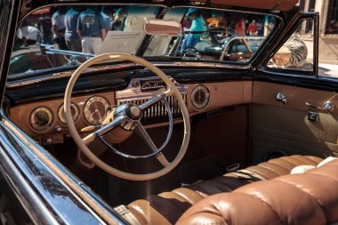 Siyah dört kapılı 1939 Chevy Master 32 Yıllık Napoli Depo at