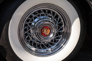 Siyah dört kapılı 1939 Chevy Master 32 Yıllık Napoli Depo at