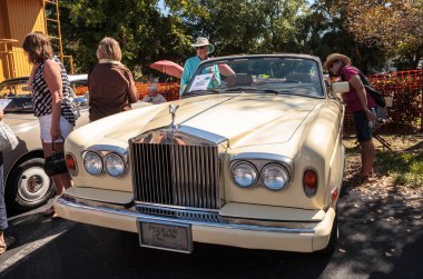 Krem 1985 Rolls Royce Corniche Damla Kafa 32 Yıllık Nap at
