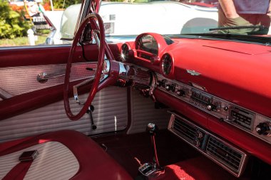 Kırmızı 1956 Ford Thunderbird 32 Yıllık Napoli Depo Classi at