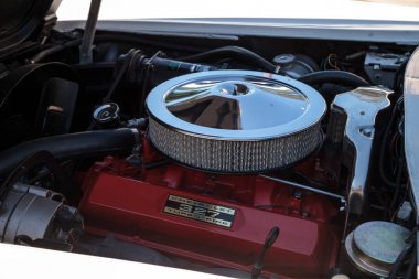 Beyaz 1966 Corvette 32. Geleneksel Napoli Deposu Klasik Arabası 'nda 
