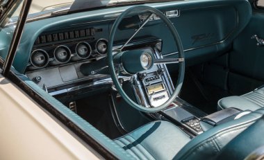 Beyaz 1964 Thunderbird Roadster 32. Yıllık Napoli Deposunda 