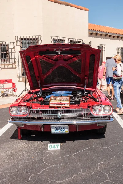 Всі оригінальні Red 1966 Ford Thunderbird на 32-й щорічний Неаполь — стокове фото